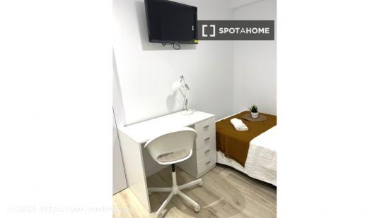 Acogedora habitación con cama individual en apartamento de 5 dormitorios en Algiros, València - VA