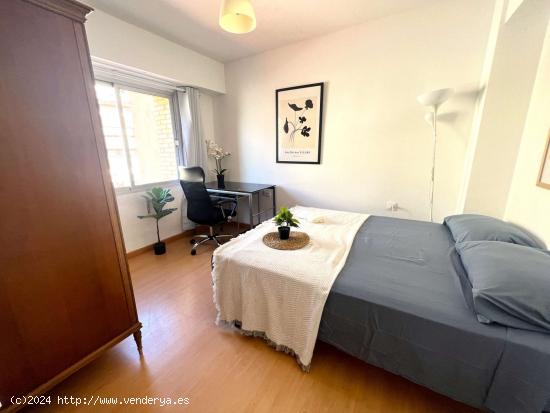 Habitación con cama doble en apartamento de 3 dormitorios en Algiros, València - VALENCIA