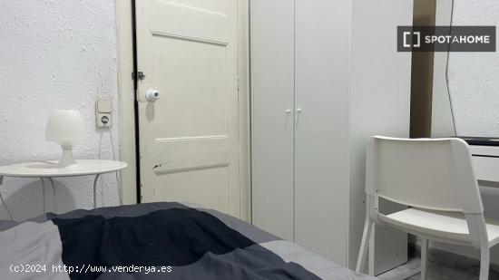 Se alquilan habitaciones en un apartamento de 5 dormitorios en Ciutat Vella - BARCELONA