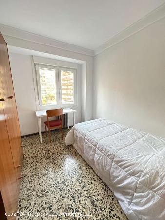 1 dormitorio en piso compartido en Zaragoza - ZARAGOZA