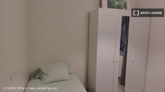 Se alquilan habitaciones en apartamento de 5 habitaciones en Los Ángeles - MADRID