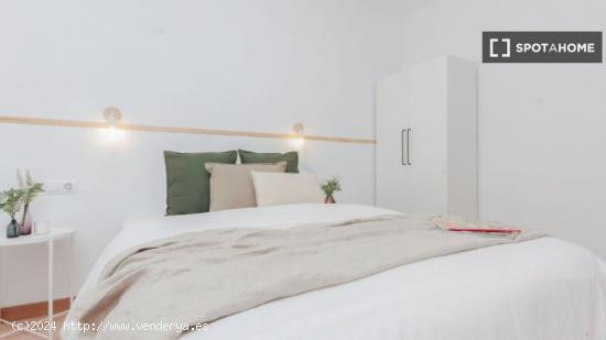 Habitación en apartamento de 7 habitaciones en alquiler en Barcelona - BARCELONA