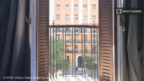 Habitación amueblada con escritorio en piso compartido, Salamanca - MADRID