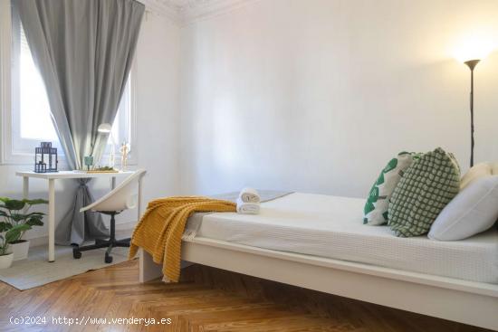 Habitación elegante con escritorio en apartamento compartido, Salamanca - MADRID