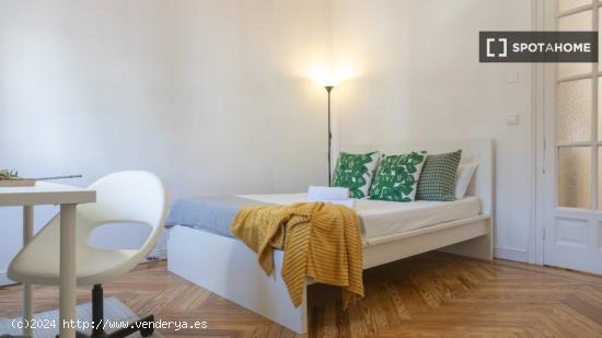 Habitación elegante con escritorio en apartamento compartido, Salamanca - MADRID