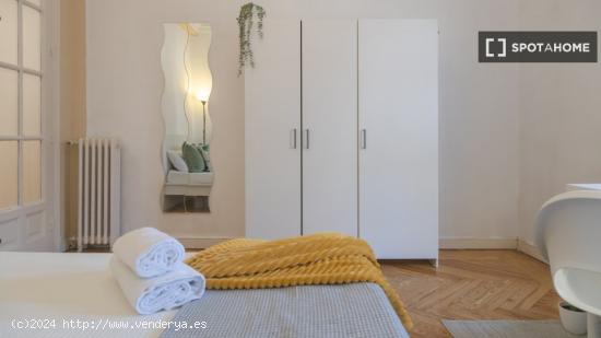 Habitación elegante con escritorio en apartamento compartido, Salamanca - MADRID