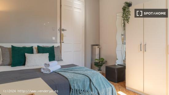 Habitación decorada con amplio espacio de almacenamiento en piso compartido, Salamanca - MADRID