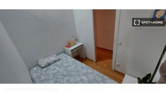 Se alquila habitación en piso de dos habitaciones en Barcelona - BARCELONA