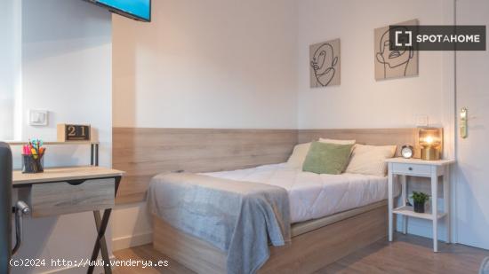 ¡Se alquila habitación en Piso de 11 habitaciones en Madrid! - MADRID