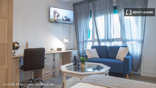 ¡Se alquila habitación en Piso de 11 habitaciones en Madrid! - MADRID