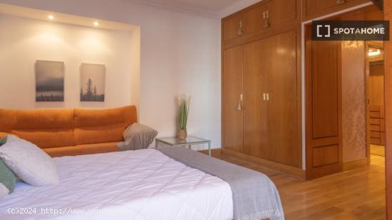 ¡Se alquila habitación en Piso de 11 habitaciones en Madrid! - MADRID