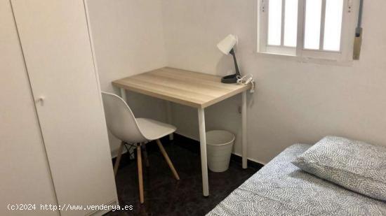 Se alquila habitación en piso de 3 habitaciones en Jaén - JAEN