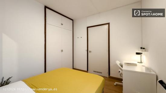 Se alquilan habitaciones en un apartamento de 7 dormitorios en L'Eixample - BARCELONA