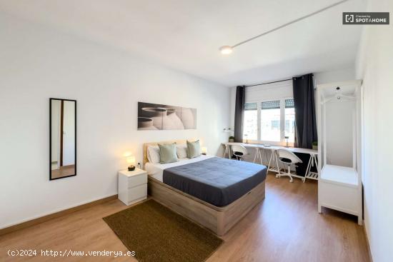 Se alquilan habitaciones en un apartamento de 7 dormitorios en L'Eixample - BARCELONA