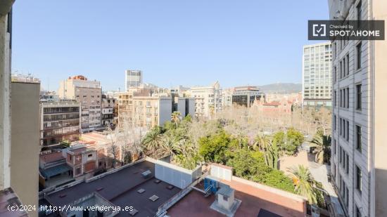 Se alquilan habitaciones en un apartamento de 7 dormitorios en L'Eixample - BARCELONA