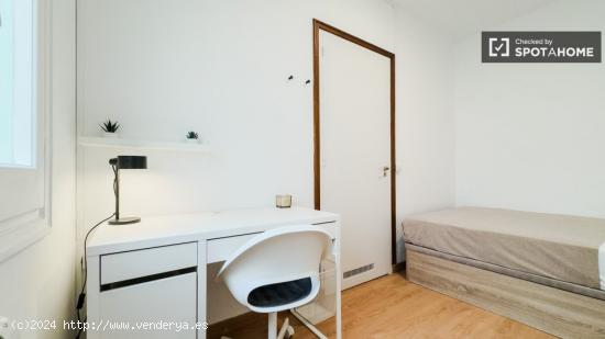 Se alquilan habitaciones en un apartamento de 7 dormitorios en L'Eixample - BARCELONA