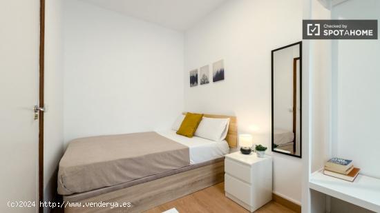 Se alquilan habitaciones en un apartamento de 7 dormitorios en L'Eixample - BARCELONA