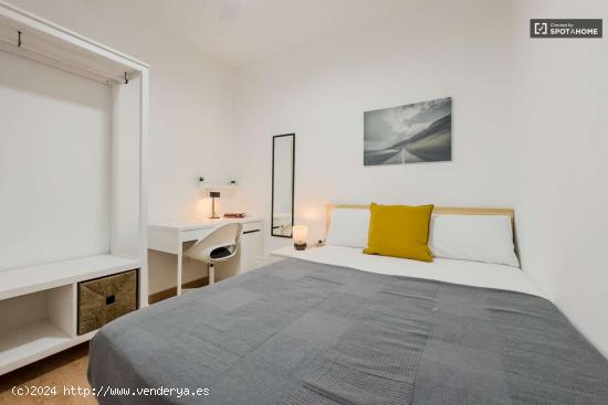 Se alquilan habitaciones en un apartamento de 7 dormitorios en L'Eixample - BARCELONA