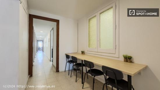 Se alquilan habitaciones en un apartamento de 7 dormitorios en L'Eixample - BARCELONA