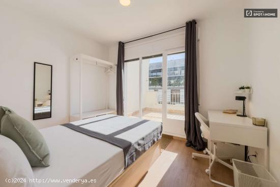 Se alquilan habitaciones en un apartamento de 7 dormitorios en L'Eixample - BARCELONA