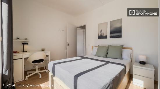 Se alquilan habitaciones en un apartamento de 7 dormitorios en L'Eixample - BARCELONA