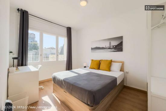 Se alquilan habitaciones en un apartamento de 7 dormitorios en L'Eixample - BARCELONA