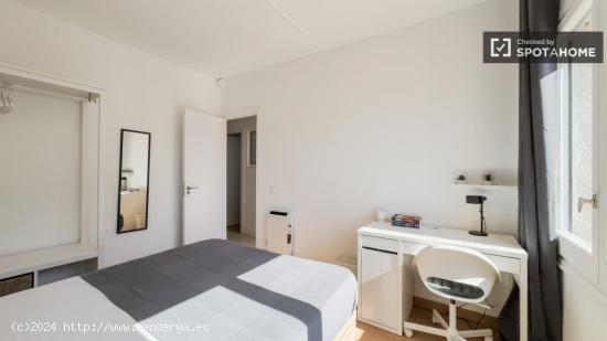 Se alquilan habitaciones en un apartamento de 7 dormitorios en L'Eixample - BARCELONA