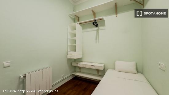 Se alquilan habitaciones en apartamento de 4 dormitorios en Sants - BARCELONA