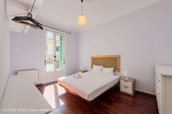  Se alquilan habitaciones en apartamento de 4 dormitorios en Sants - BARCELONA 