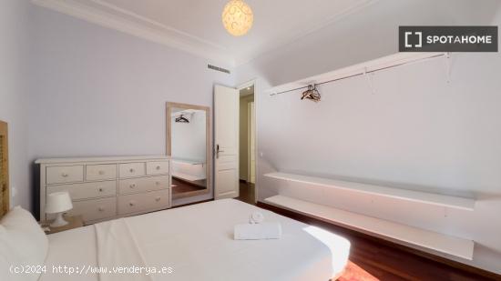 Se alquilan habitaciones en apartamento de 4 dormitorios en Sants - BARCELONA