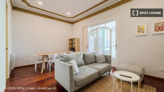 Se alquilan habitaciones en apartamento de 4 dormitorios en Sants - BARCELONA