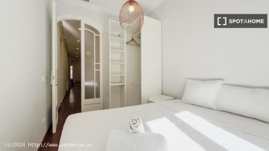 Se alquilan habitaciones en apartamento de 4 dormitorios en Sants - BARCELONA