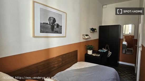 Se alquilan habitaciones en un apartamento de seis habitaciones en Barcelona - BARCELONA