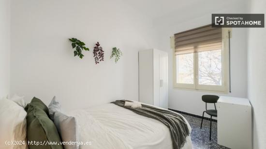 Habitación en apartamento de 5 dormitorios en Barcelona - BARCELONA