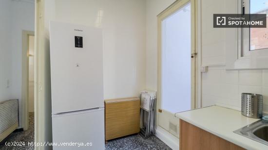 Habitación en apartamento de 5 dormitorios en Barcelona - BARCELONA