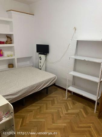 Se alquila habitación en apartamento de 3 dormitorios en Villaverde, Madrid - MADRID