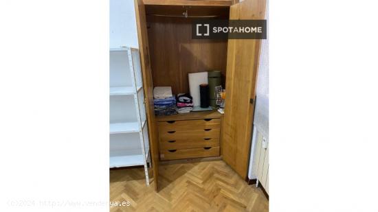 Se alquila habitación en apartamento de 3 dormitorios en Villaverde, Madrid - MADRID