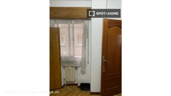 Se alquila habitación en apartamento de 3 dormitorios en Villaverde, Madrid - MADRID