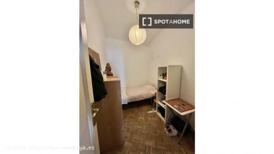 Se alquila habitación en piso de 4 dormitorios, Les Corts, Barcelona - BARCELONA