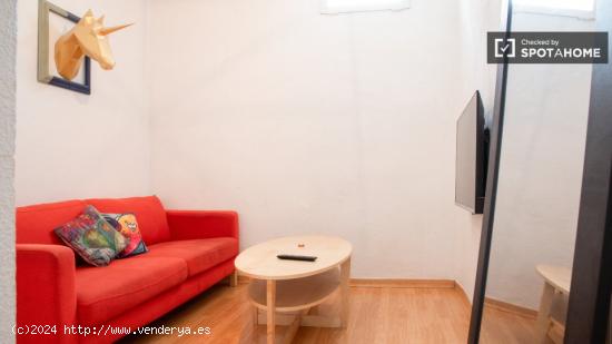 Habitación de dos ambientes con sala de estar incluida. - MADRID