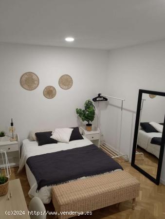 Se alquila habitación en apartamento de 4 dormitorios en Retiro, Madrid - MADRID