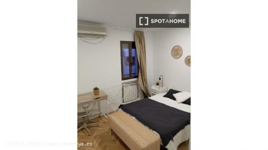 Se alquila habitación en apartamento de 4 dormitorios en Retiro, Madrid - MADRID