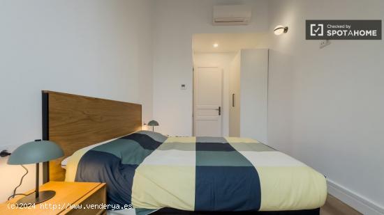 Se alquilan habitaciones en un apartamento de 3 dormitorios en L'Eixample - BARCELONA