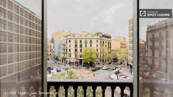 Se alquilan habitaciones en un apartamento de 3 dormitorios en L'Eixample - BARCELONA