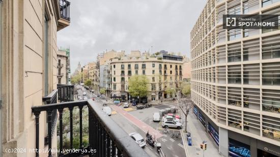 Se alquilan habitaciones en un apartamento de 3 dormitorios en L'Eixample - BARCELONA