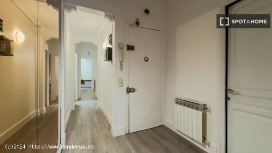 Apartamento de 3 dormitorios en alquiler en Ciutat Vella - BARCELONA