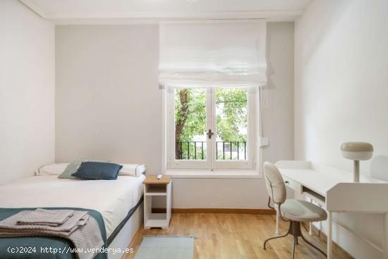 Alquiler de habitaciones en apartamento de 5 dormitorios en Chamberí - MADRID