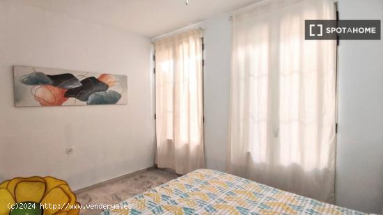 Se alquilan habitaciones en un apartamento de 4 dormitorios en Ciutat Vella - VALENCIA