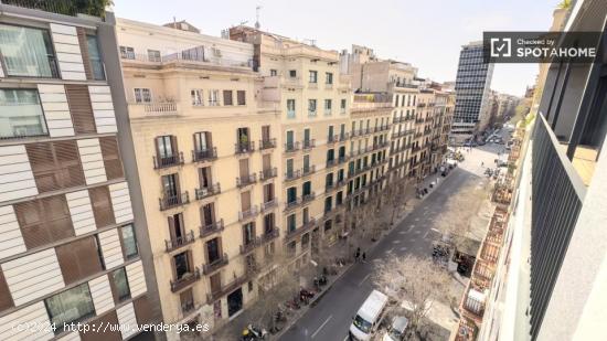 Se alquilan habitaciones en piso de 9 habitaciones en L'Eixample - BARCELONA