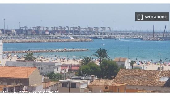 Se alquilan habitaciones en apartamento de 5 habitaciones en Pobles Del Sud - VALENCIA